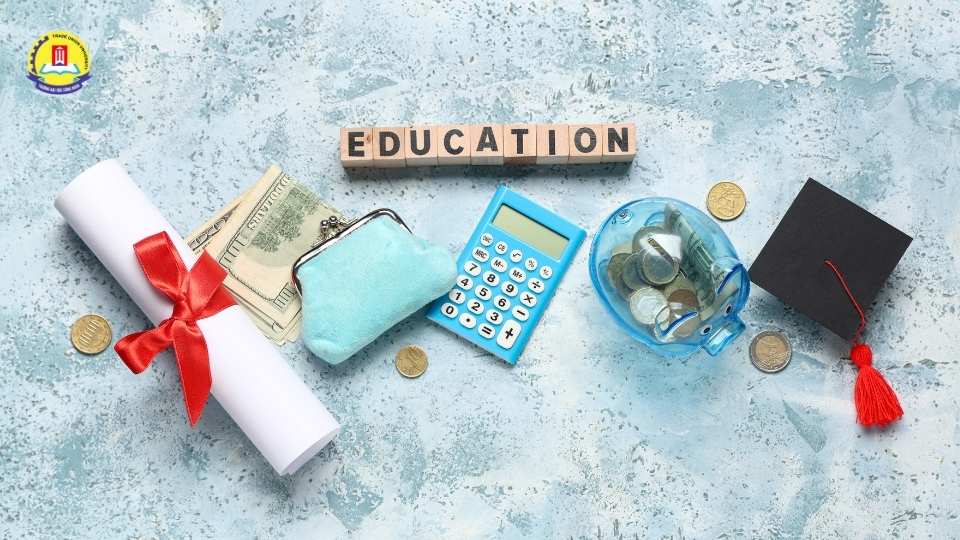 Vì sao nhiều người quan tâm đến chi phí học đại học từ xa?