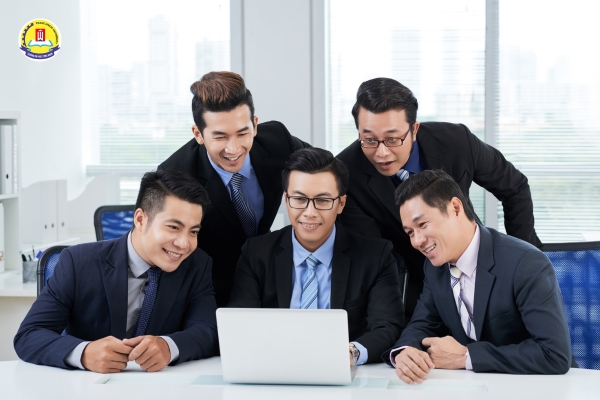 nguoi-di-lam-thanh-cong-sau-khi-hoc-ngon-ngu-anh-online
