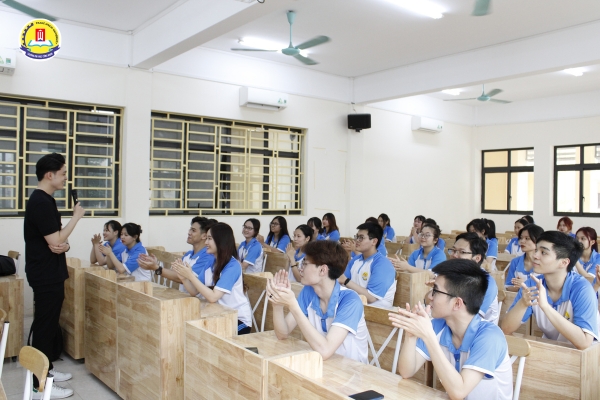 sinh-vien-hoc-nhom-tai-mot-trong-cac-truong-dao-tao-ngon-ngu-anh