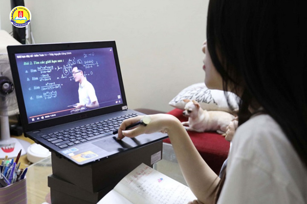 nguoi-di-lam-hoc-online-buoi-toi