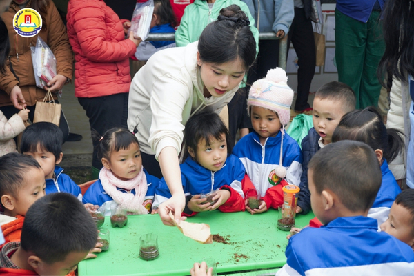 mot-chuyen-vien-dai-hoc-cong-tac-xa-hoi-dang-tham-van-cho-khach-hang