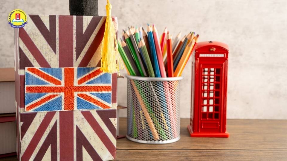 Chương trình đào tạo ngôn ngữ Anh được thiết kế như thế nào?