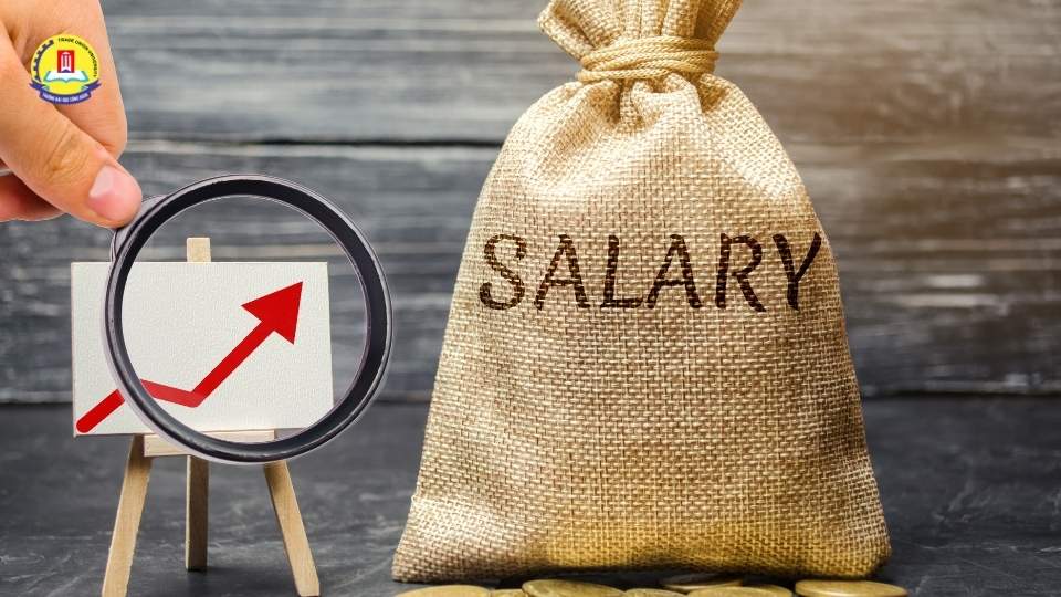 So sánh mức lương ngành Việt Nam học với các ngành xã hội khác