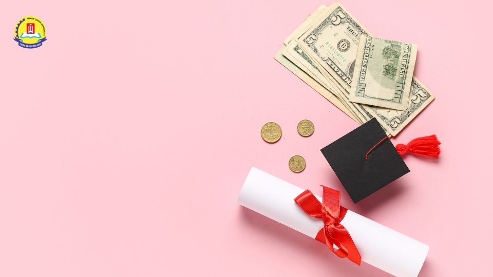 So sánh đại học từ xa và tại chức về thời gian, chi phí và bằng cấp