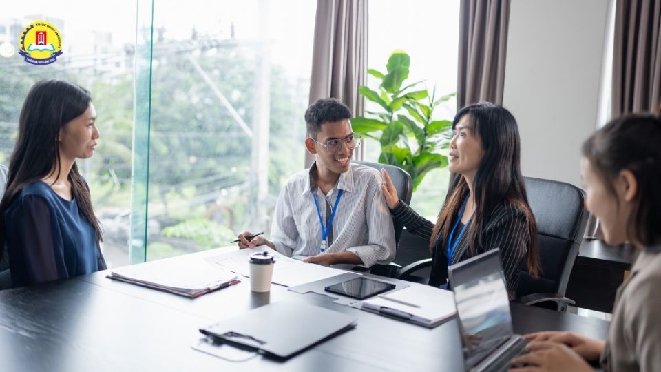 Cơ hội việc làm và lộ trình thăng tiến trong nghề HR